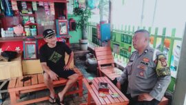 Aiptu Yatman menggelar sambang kamtibmas di kediaman Ketua RT 001 RW 05, Adhy Marwanto, di Jl. Tanah Merdeka, Kelurahan Susukan, Kecamatan Ciracas, Jakarta Timur.