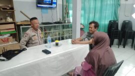 Bhabinkamtibmas Kelurahan Kebon Manggis, Aiptu Purnomo, melakukan kegiatan sambang