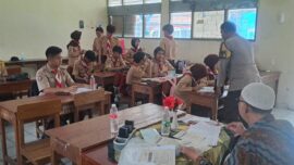 Bhabinkamtibmas Kelurahan Kayu Manis, Aiptu Iwan Fajar, menggelar kegiatan sambang Kamtibmas dan cooling system bersama siswa-siswi SMK Cipta Karya, Rabu (7/5/2025),
