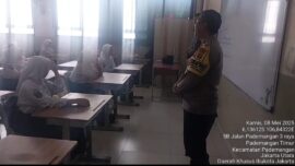Aipda Novi Setiyawan dan Aiptu Taufik, hadir untuk memberikan pembinaan dan penyuluhan kepada para siswa-siswi SMPN 42.