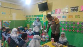 Polisi Lakukan Pengamanan dan Monitoring kegiatan Pembagian Makanan Bergizi