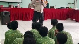 Bripka Sigit Haryanto, bersama Kapospol setempat menyambangi SMK Bhakti Yuda dalam program “One Day One School” pada Kamis (8/4/2025).