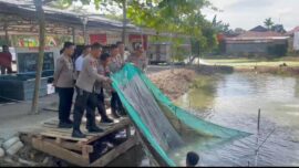 Kapolda Sulsel Lepas 20 Ribu Bibit Ikan Nila di Paccerakkang