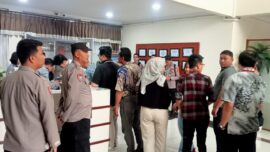 Anggota Polsek Jatinegara melakukan pengamanan kegiatan kunjungan karyawan