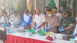 Petugas melakukan pemusnahan sejumlah obat terlarang