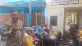 Anggota Polsek Ciracas saat menggelar Jumat Curhat
