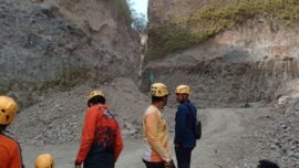 Sopir Truk Tertimbun Longsoran Tebing Galian C Setinggi 20 Meter di Magetan
