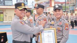 HUT Humas Polri ke 74: Humas Polres Sidrap Terima Penghargaan dari Kapolres