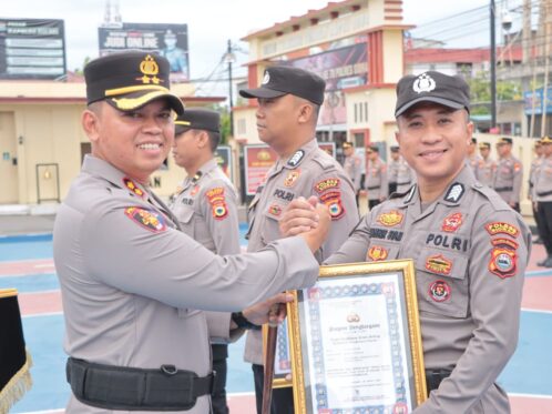 HUT Humas Polri ke 74: Humas Polres Sidrap Terima Penghargaan dari Kapolres