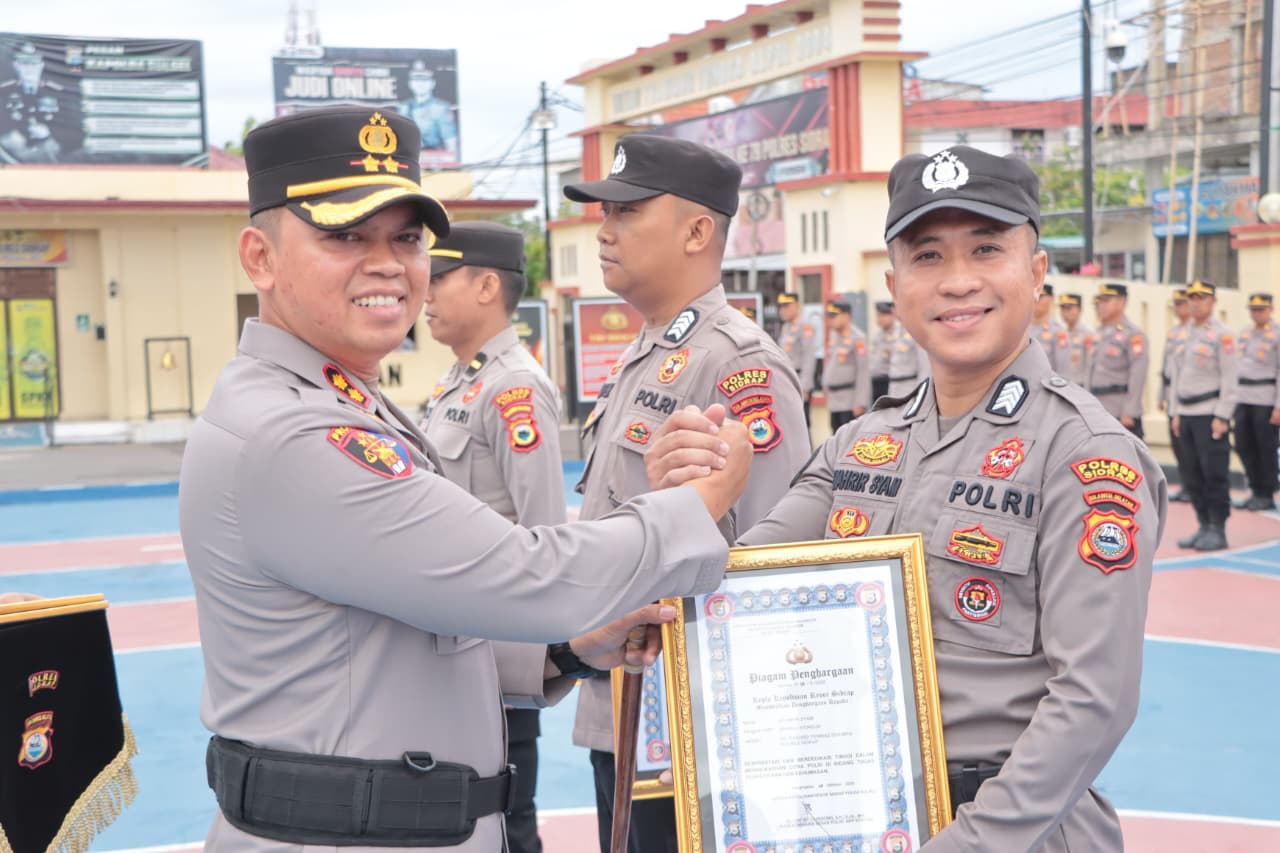 HUT Humas Polri ke 74: Humas Polres Sidrap Terima Penghargaan dari Kapolres